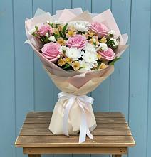 Букет цветов из:  Гвоздики, Орхидеи и Розы в Захарково