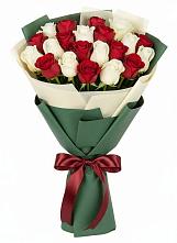Букет Микс из красных и белых роз в Захарково