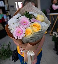 Букет цветов из:  Герберы, Розы и Хризантемы в Захарково