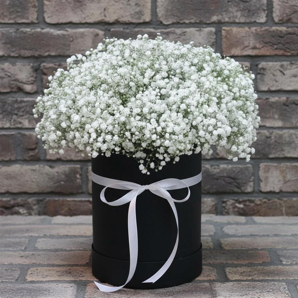 Цветочная композиция из Гипсофила в шляпной коробке в Захарково