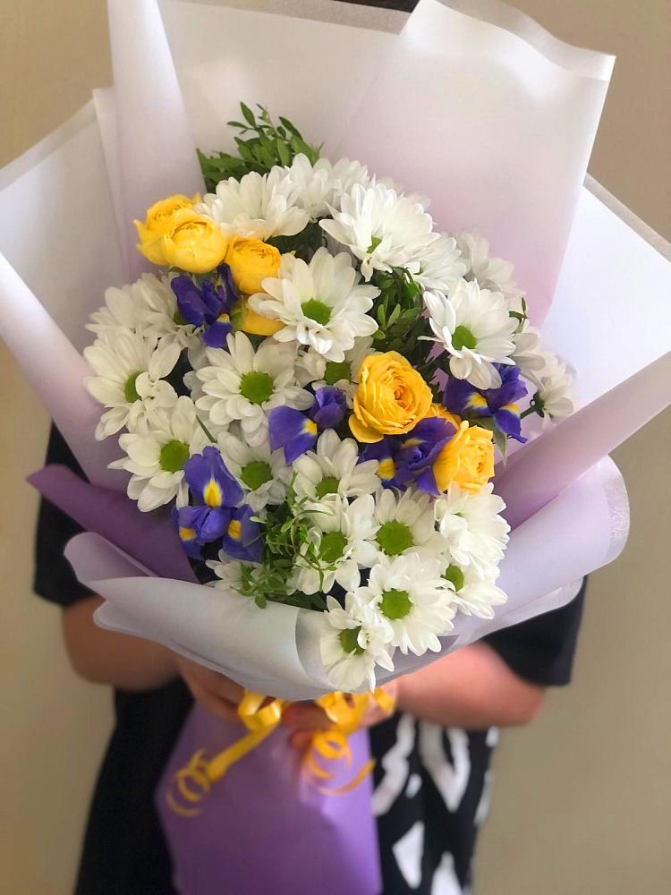 Букет цветов из: Ирисы, Хризантемы и Розы в Захарково