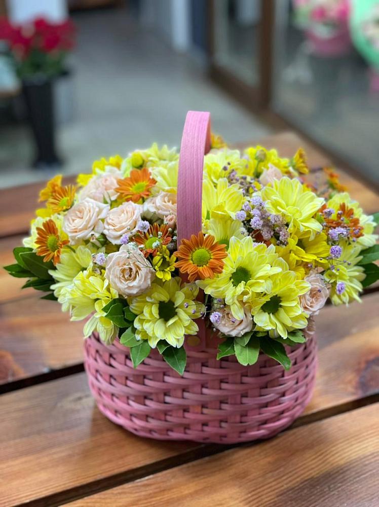 Цветочная композиция из Хризантемы и Розы в корзине в Захарково