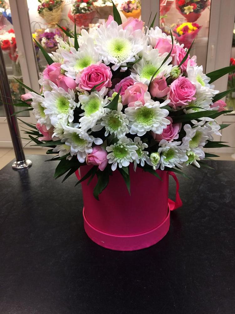 Цветочная композиция из Розы и Хризантемы в шляпной коробке в Захарково