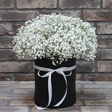 Цветочная композиция из Гипсофила в шляпной коробке в Захарково