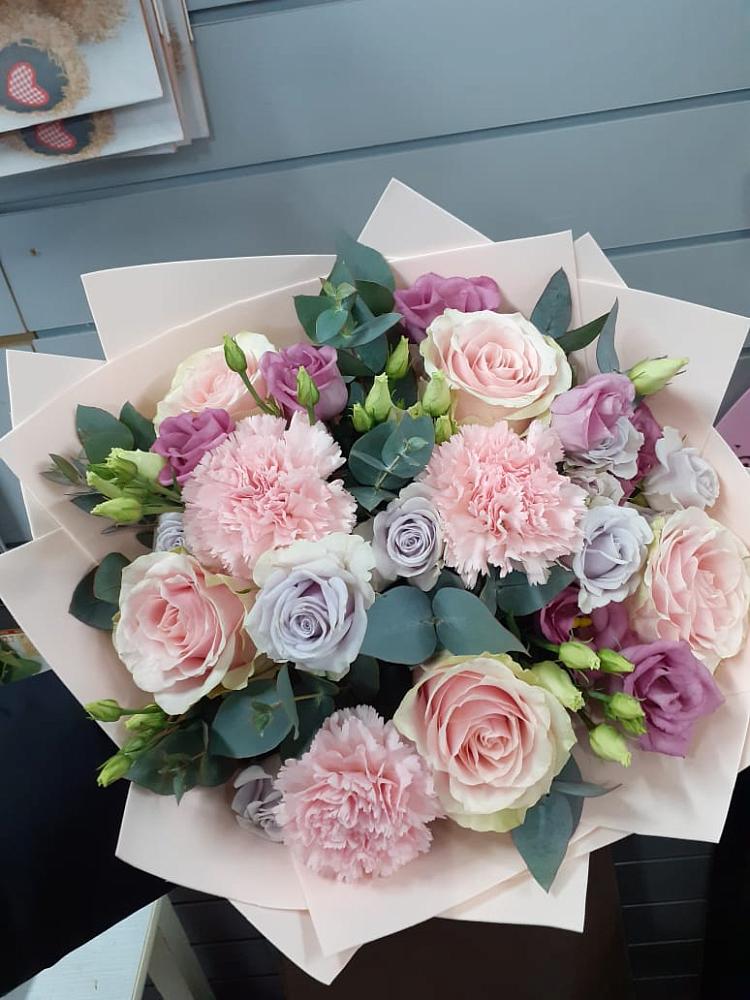 Букет цветов из: Розы, Гвоздики и Лизиантусы в Захарково